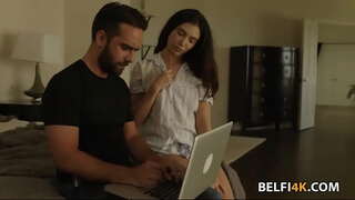 Slutty хар үстэй хэрэгцээг том хойлог сунган түүний pussy