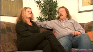 Geile milf met enorme kannen krijgen neuken door haar zwager hem te laten klaarkomen over haar grote tieten