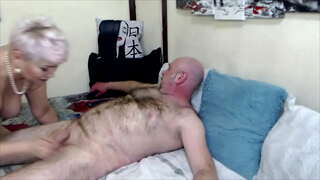 Развратная қалыптастырған орыс сучка AimeeParadise ыждағаттылықпен отсасывает мүшесі өзінің сүйікті күйеуіне ...