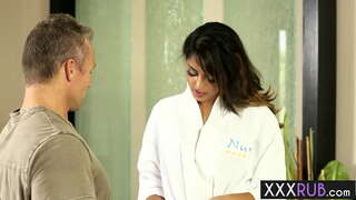 ���ოგონა, სოფო ლეონეს დაიჩოქა და შთანთქა შორის მას შემდეგ, რაც მასაჟი