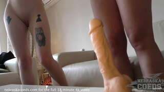 Ontgroeningen kuikens proberen van verschillende dildo &#039; s om te zien hoe groot is te groot