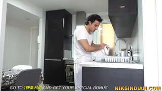 Funtzionario ikusi master alaba peeing eta, ondoren, bere ipurdian fucked