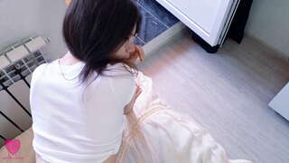 ���უსტი adorable brunette ფეხსაცმელი და სათვალე უყვარს ვნებიანი სექსი, შხაპი და შეგრძნება, მკერდი, პატარა მკერდი, სანამ იგი იღებს cum on her ass