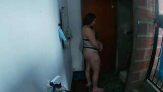 Convido a entrar na casa para um domiciliar de carnes e me fode como uma cadela assista até o final