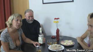 Juna beleco havas sekson kun maljuna paro