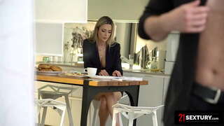 Romena Gata Adora Uma Boa Assfucking Para Começar Seu Dia