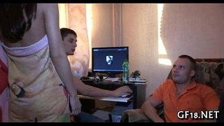 Destul de fată adolescent stă doggy moda