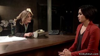 Lésbica loira anal fode morena vice-diretor, com pulseira em pau