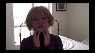 Жінка надягає жіночу маску і грається з дільдо