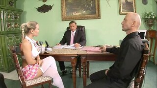 Dhá horny múinteoirí pionós a ghearradh dána coláiste babe Mia Leon le mór juggers