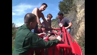 Извращенная crna шлюшка Kelly Starr s velikim sisama uživa, kada su četiri zdrav momak тыкают joj na sve proklete rupe