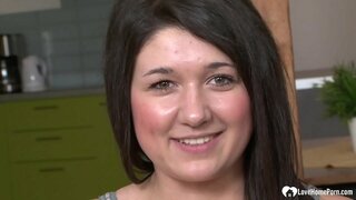 Ερασιτεχνικό ομορφιά θα πιπιλίζουν σκληρό μαύρο πουλί και να πάρει την ψιψίνα της fucked σκληρά.