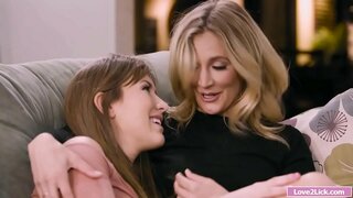 Stepmom हुन्छ उनको गधा fingering र पाला द्वारा stepdaughter