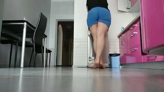 Mẹ chơi trên bếp. Rất hứng tình và ướt