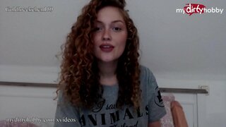 Allemand à chaud amateur babe utilise un gros gode pour étirer sa petite chatte et gémit bruyamment jusqu&#039;à ce qu&#039;elle cums