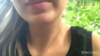 Mulher gostosa grava a masturbar em público