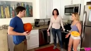 Шуња са резимеом сестром, док моја мајка ради по кући Шуња са резимеом сестром, док моја мајка ради по кући