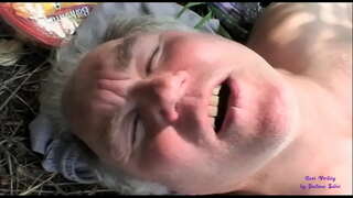 ���ານ slut ເຫັນສອງຜູ້ຊາຍອາຍຸ fucking ໃນການເປີດປະເທດແລະຮ່ວມໃຫ້ເຂົາເຈົ້າ